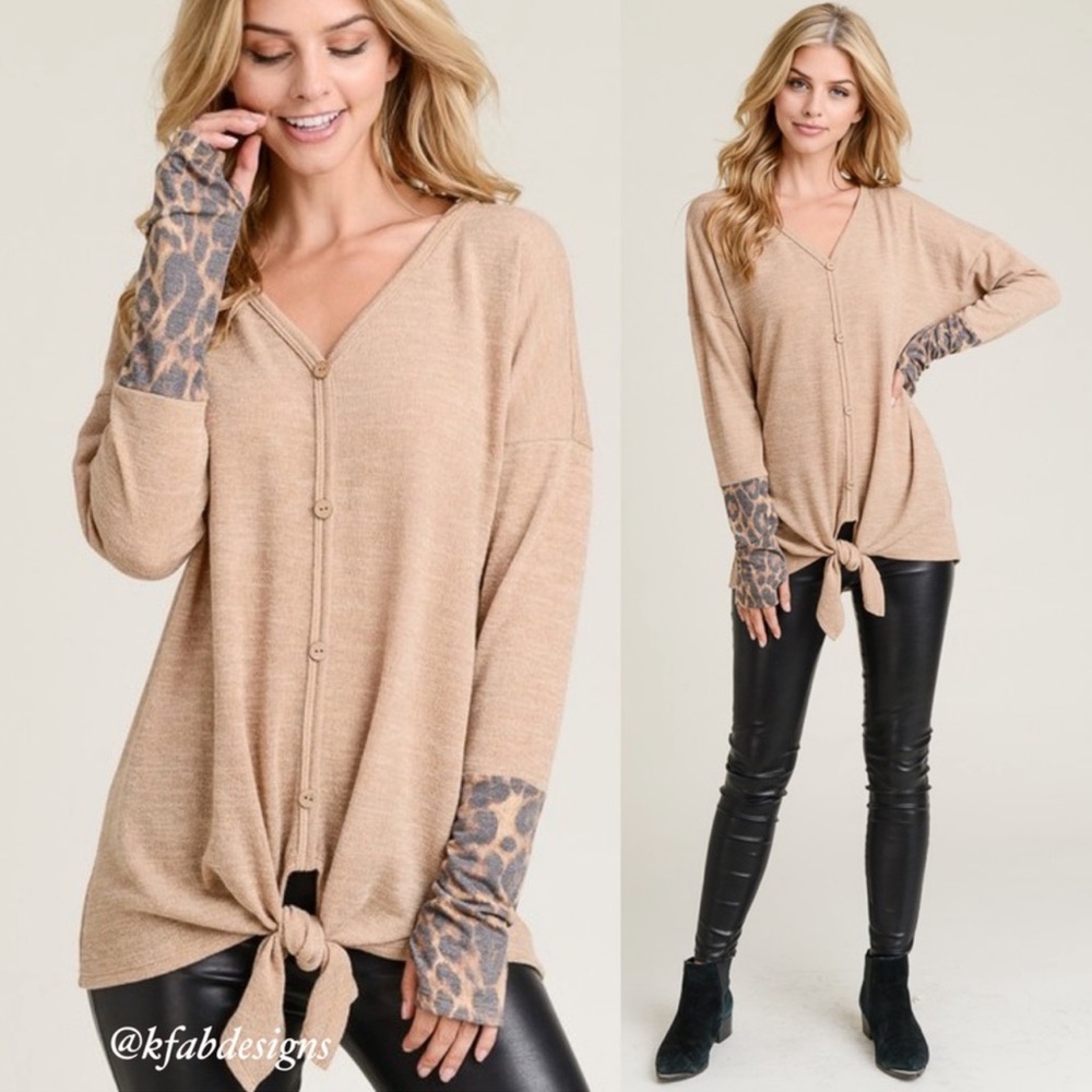 B124💥NEW! Sassy tan v-neck top w/tie front+contrast cuffs+keyhole@wrist💥